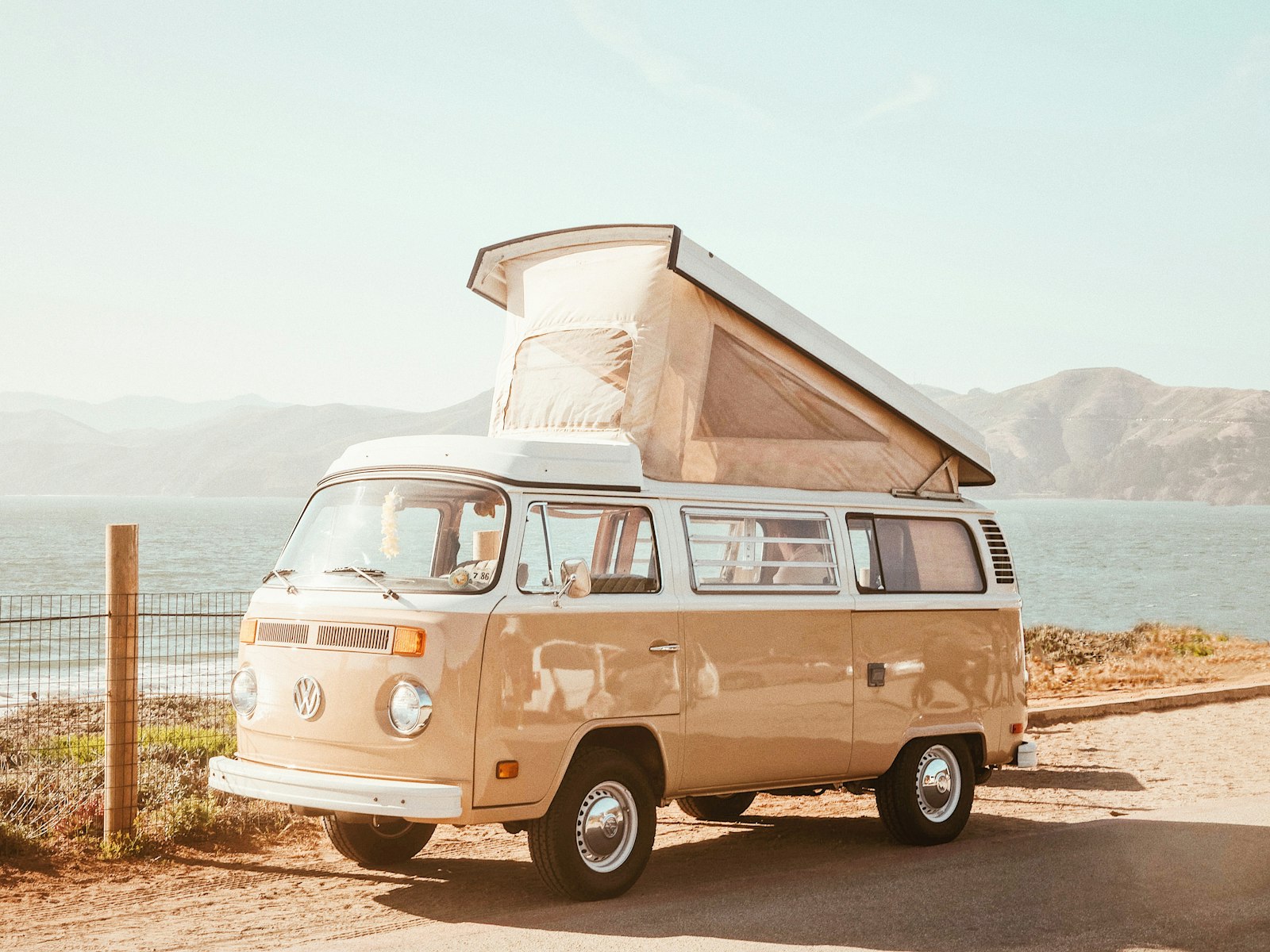 Camping-car garé le long d'une route de fjord norvégien avec des montagnes