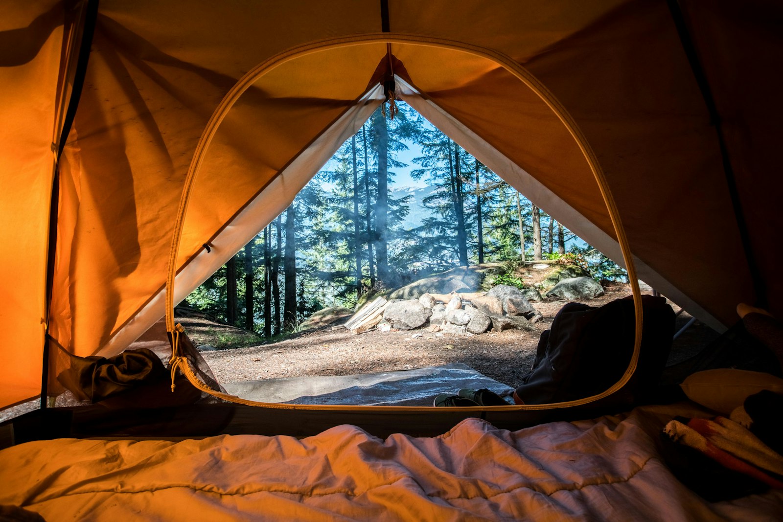Caravane sur un beau camping au bord de l'eau au coucher du soleil